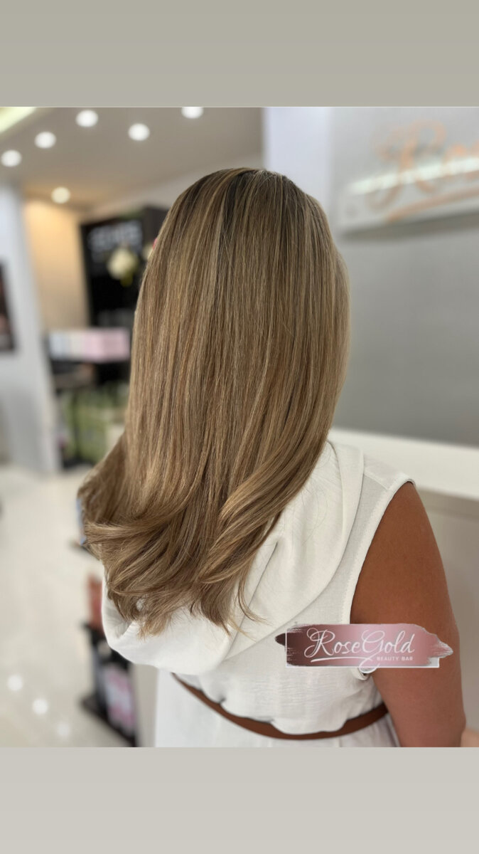 Schulterlanger Damenhaarschnitt mit sanften Stufen und glattem Styling