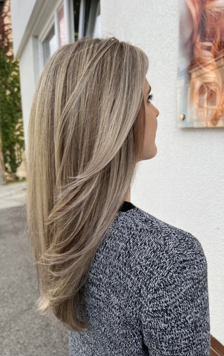 Schulterlanger Damenhaarschnitt mit weichen Stufen und voluminösem Föhnstyling