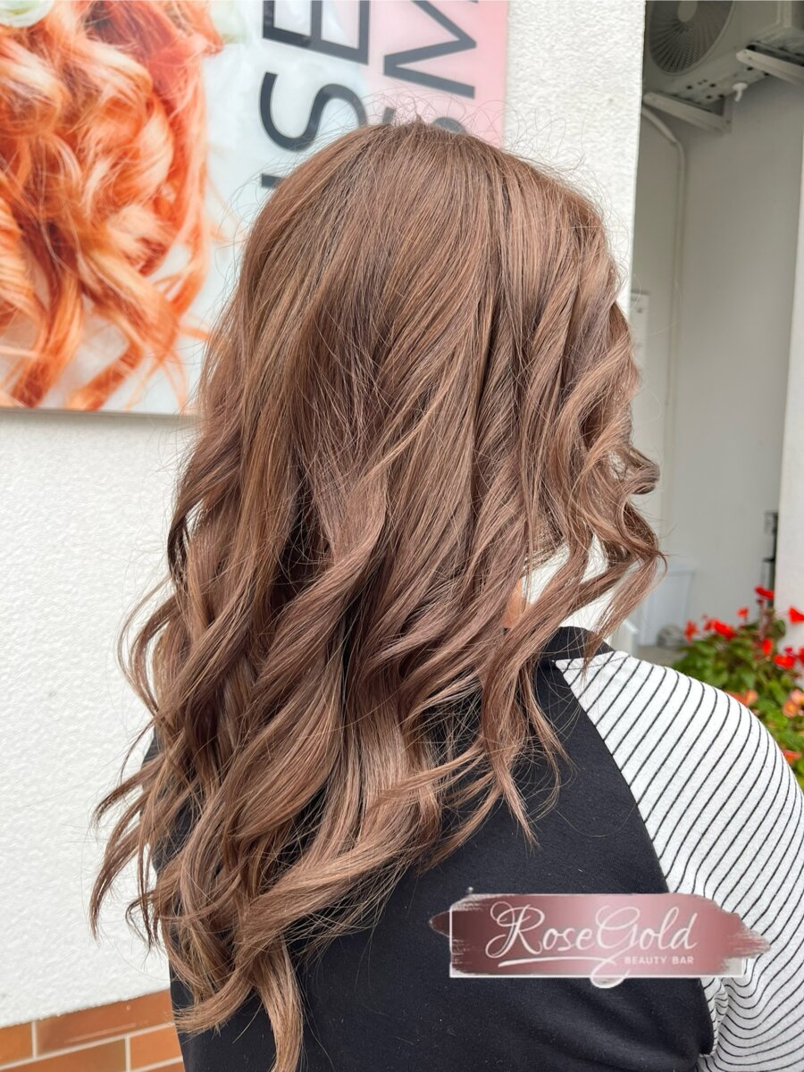 Stufig geschnittenes braunes Langhaar mit voluminösen Wellen bei Rose Gold Beauty Bar OG