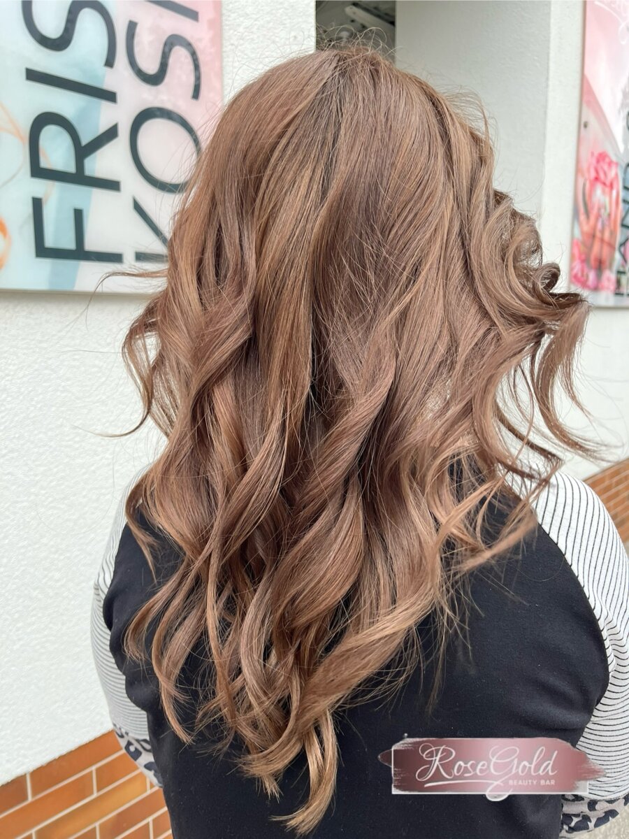 Langer, stufiger Haarschnitt mit weichen Wellen in Braun bei Rose Gold Beauty Bar OG