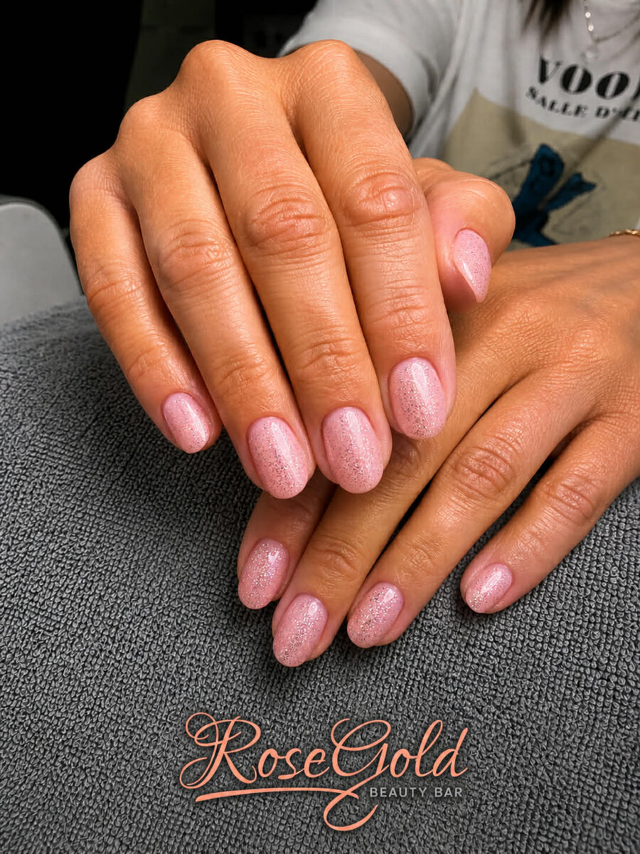 Mandelförmige Nägel in zartem Rosa mit dezentem Glitzereffekt