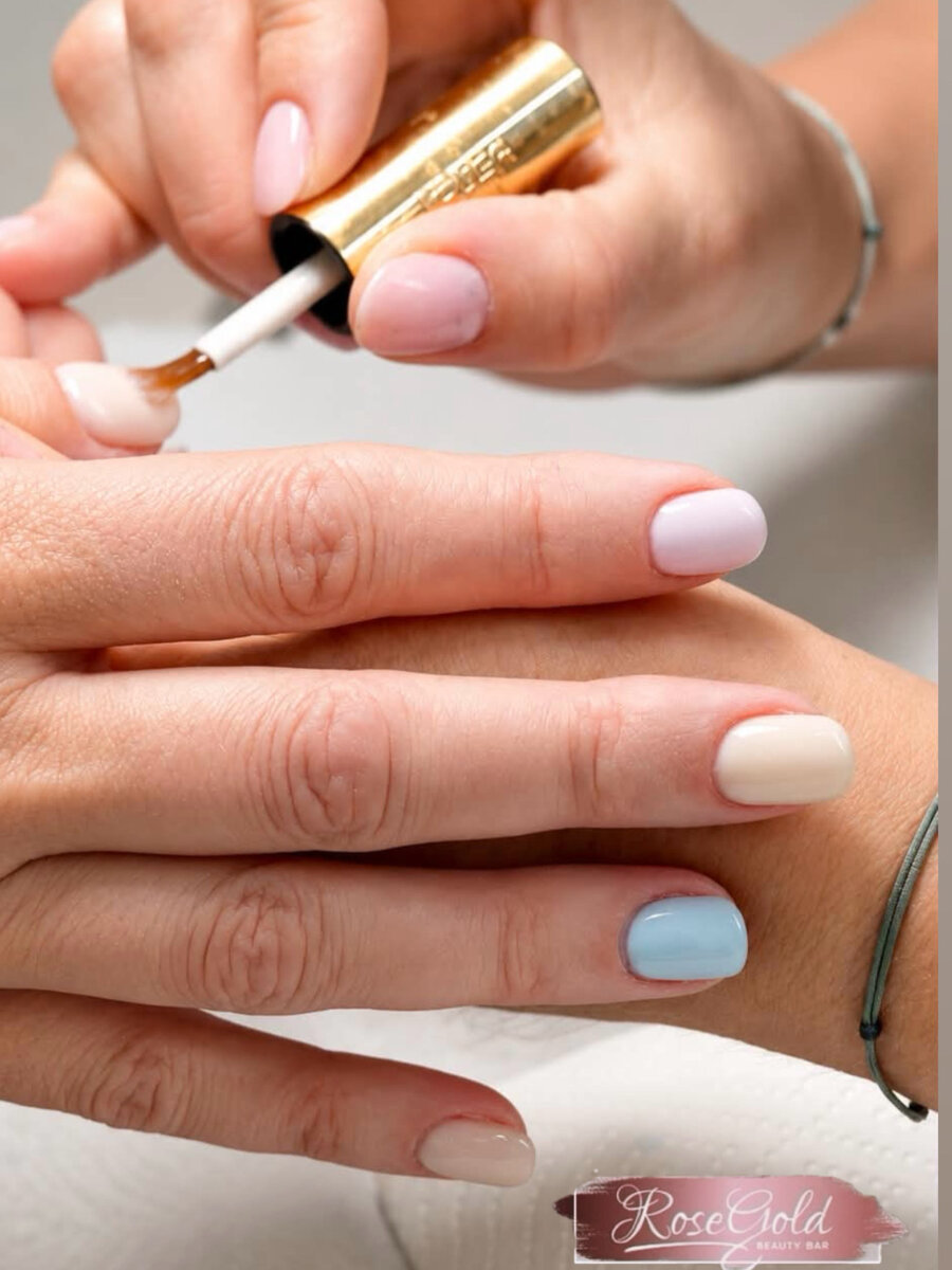 Maniküre mit kurzen Nägeln in verschiedenen Pastellfarben bei Rose Gold Beauty Bar OG
