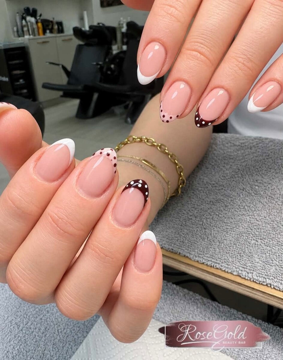 Elegantes Nageldesign in Rosa mit French-Spitzen und schwarzen Details